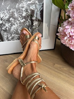 TRIMARAN dorada, sandalia plana