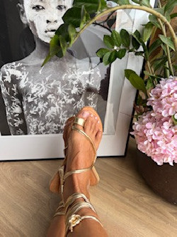 TRIMARAN dorada, sandalia plana