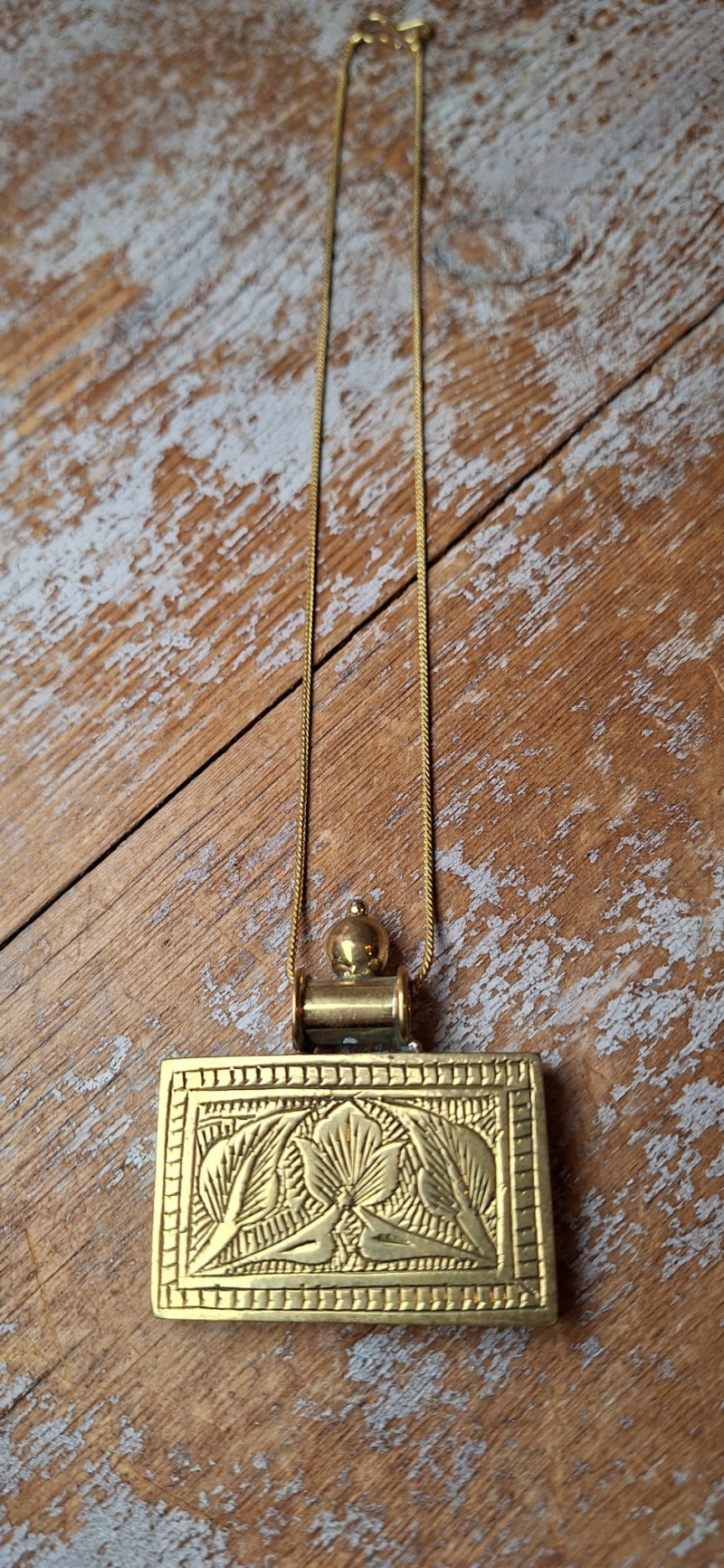 LISS dorado, colgante