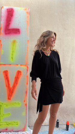 JOVEN  negro,  camiseta