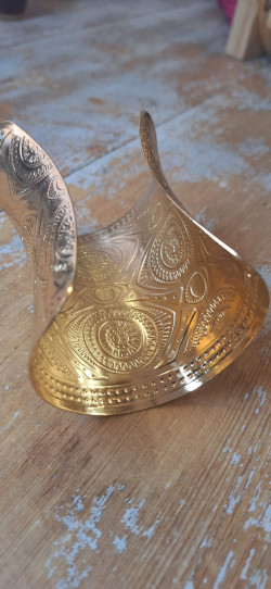 ANTRACITA , brazalete dorado .