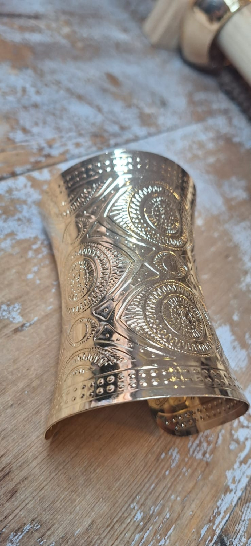 ANTRACITA , brazalete dorado .
