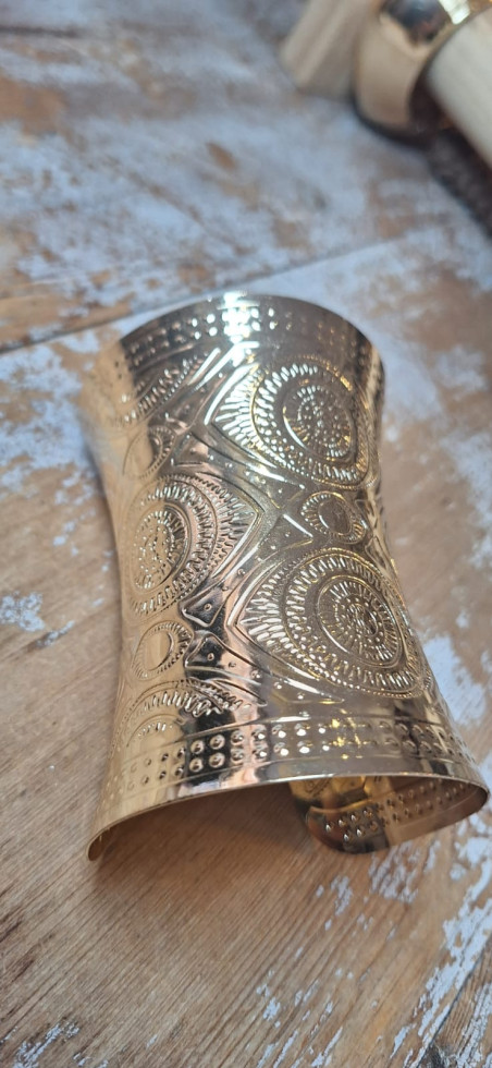 ANTRACITA , brazalete dorado .