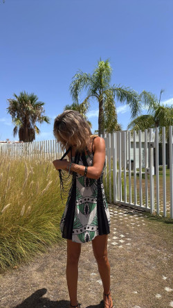 ROKO beige/verde, vestido corto