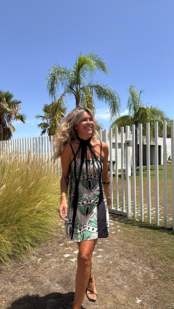 ROKO beige/verde, vestido corto