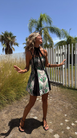 ROKO beige/verde, vestido corto