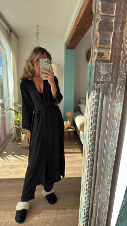 LOURDES bata negra satinada con pluma desmontable en la manga  .