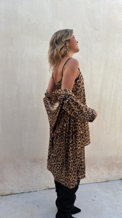 DAMA , conjunto  bata y camisón leopardo .