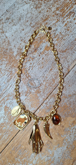 MANO collar dorado